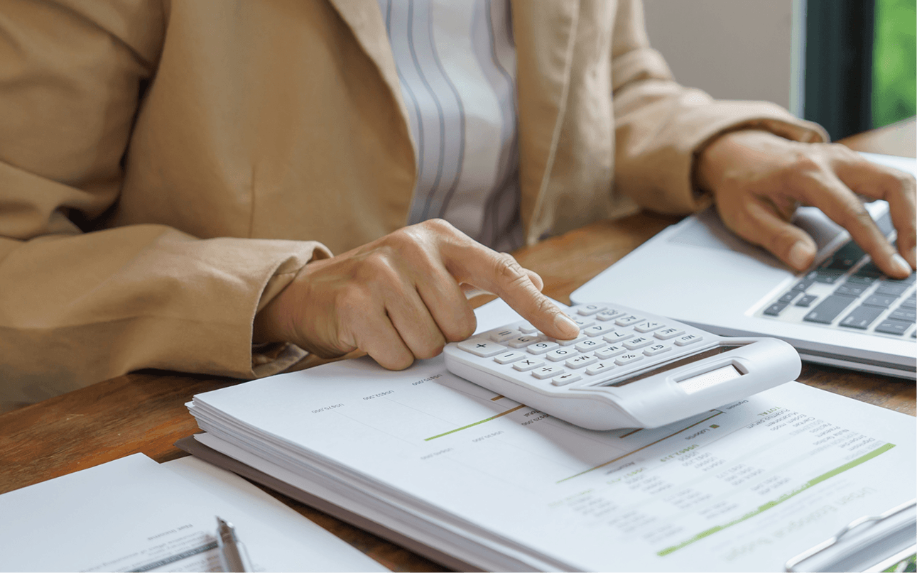 電卓と書類を扱うビジネスシーン